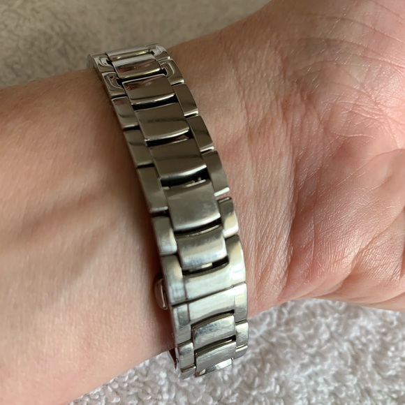 Movado watch with 1 diamond - Picture 3 of 7